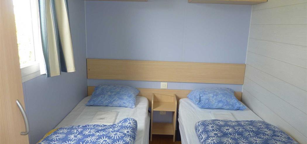 chambre avec 2 lits - mobil-home 5 places à Fouesnant 