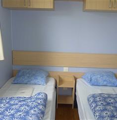 chambre avec 2 lits - mobil-home 5 places à Fouesnant 