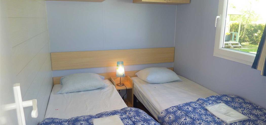 1 chambre avec 2 lits simples - mobilhome tamaris à fouesnant 