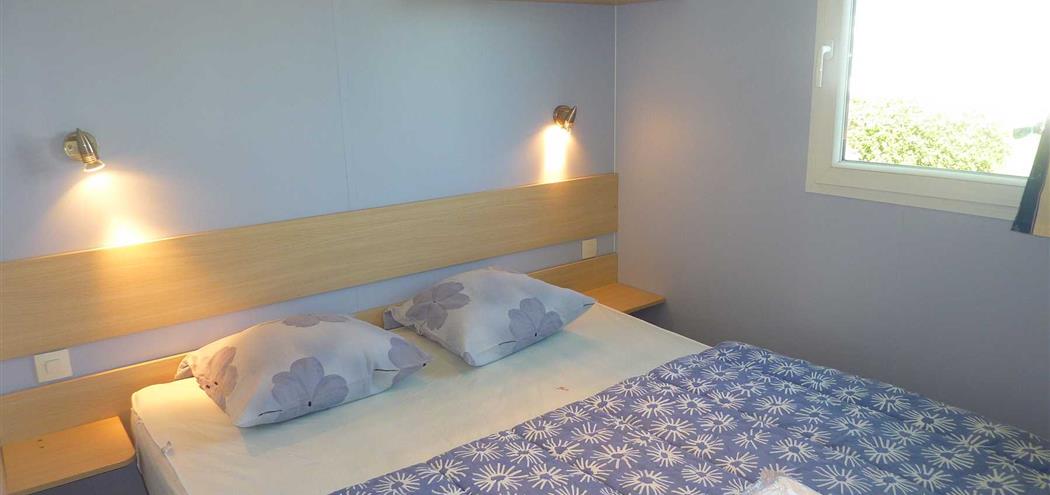 chambre 2 personnes du mobilhome tamaris 3 chambres - camping mousterlin 