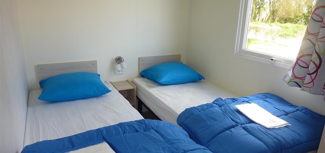 chambre avec 2 lits simples - mobilhome corail à Fouesnant 