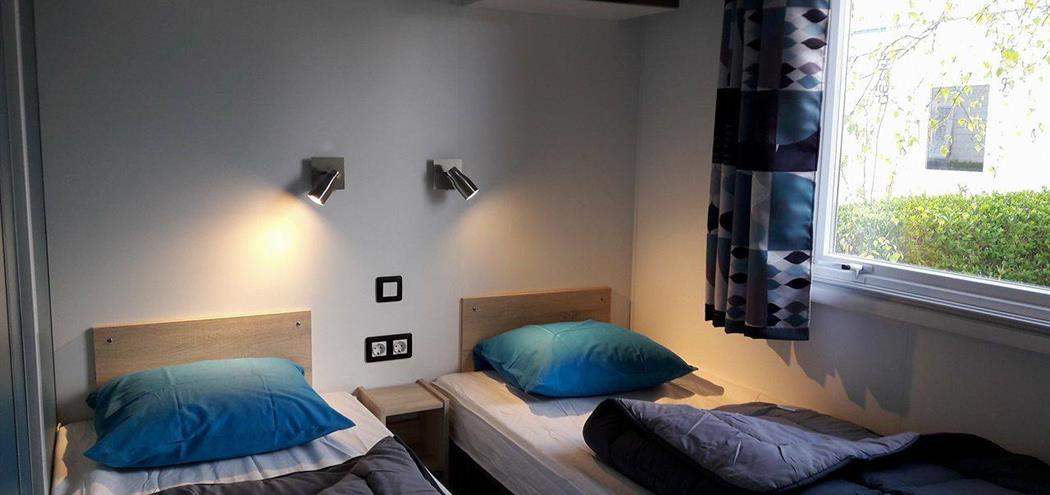 Chambre avec 2 lits simples - mobil-home grand  large de 30 m²